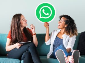 Duas profissionais de vendas conversando sobre o atendimento no WhatsApp