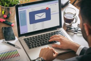 E-mail aberto em computador