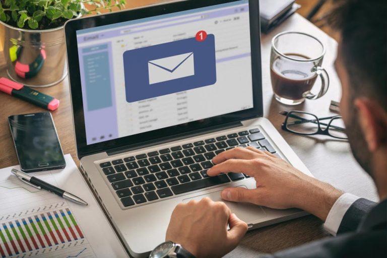 E-mail aberto em computador